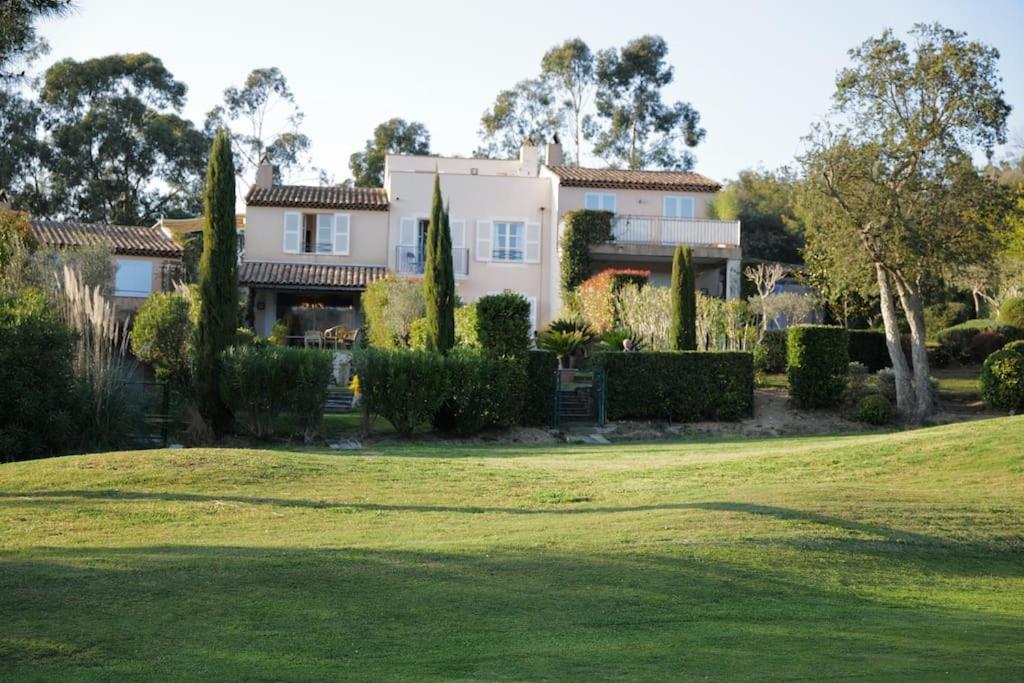 Charmantes Haus Im Golf Club Saint Tropez Exterior photo
