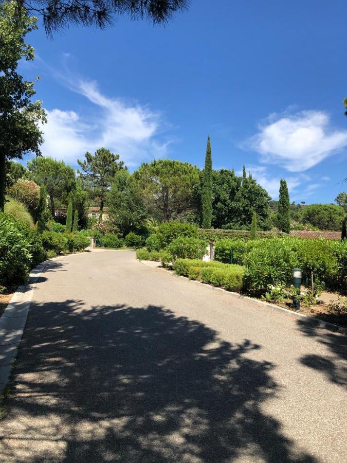 Charmantes Haus Im Golf Club Saint Tropez Exterior photo
