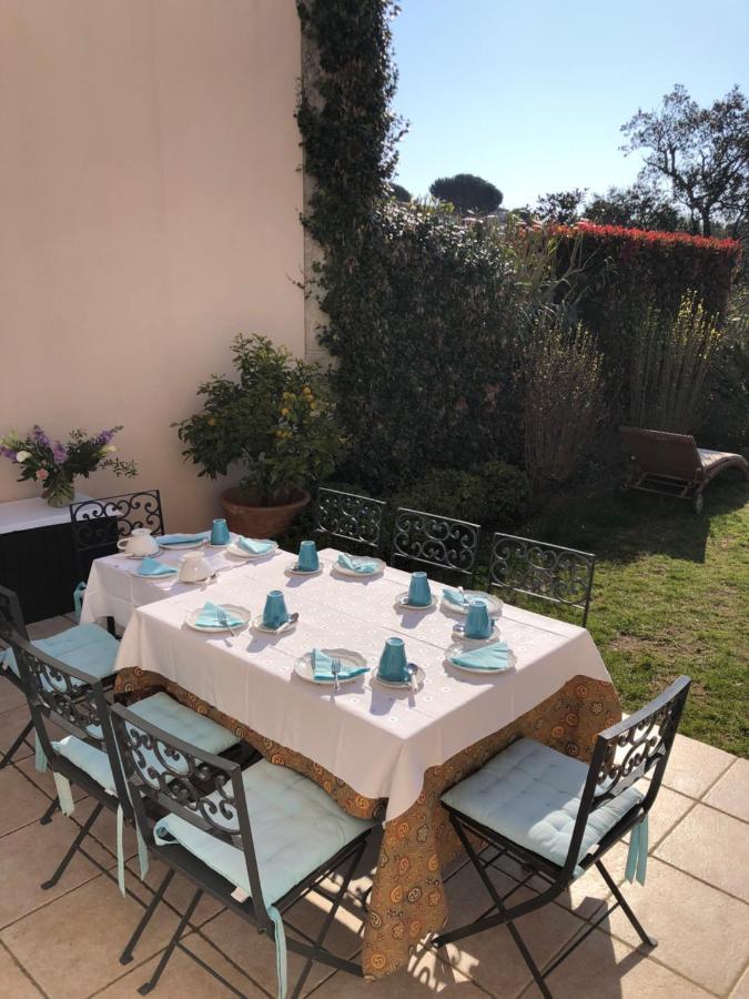 Charmantes Haus Im Golf Club Saint Tropez Exterior photo