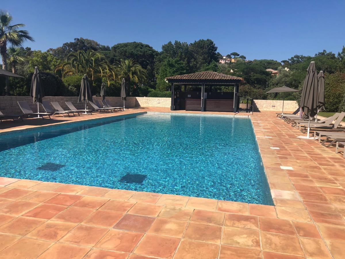 Charmantes Haus Im Golf Club Saint Tropez Exterior photo