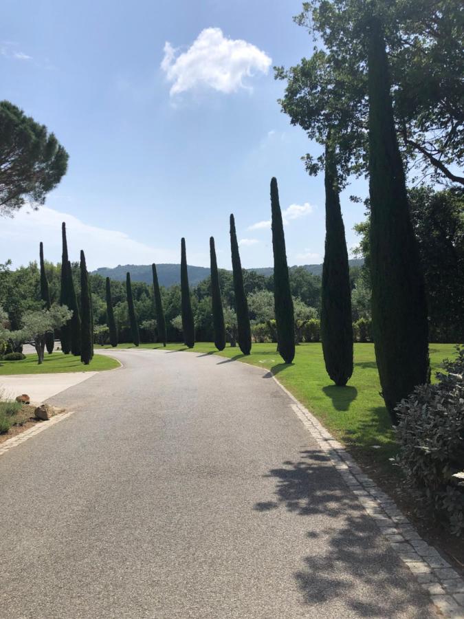 Charmantes Haus Im Golf Club Saint Tropez Exterior photo